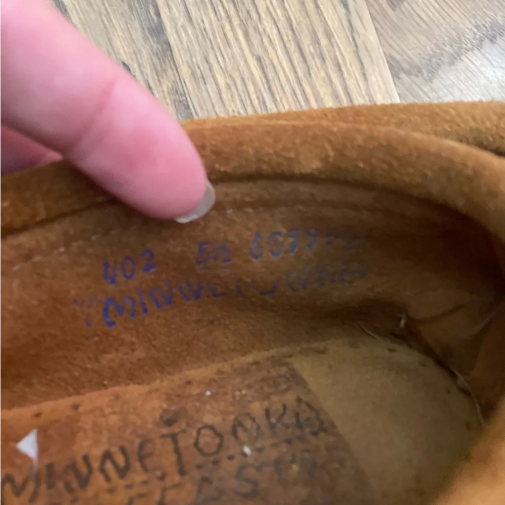 Minnetonka Women’s Suede Moccasins in Chestnut Brown - Picture 6 of 7